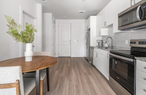 Sweetbriar Apartment | Landing | Amazing 1BD, Gym, Pool