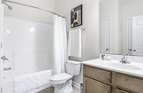 Greensboro Apartment | Landing at Hawthorne at Horse Pen Creek - 2 Bedrooms in Downtown Greensboro