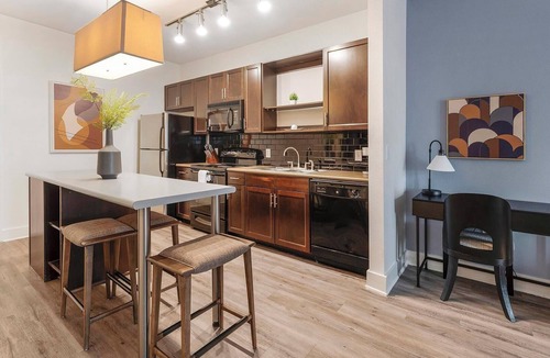 Crestview Apartment | Landing | Beautiful 1BD, Courtyard, Gym