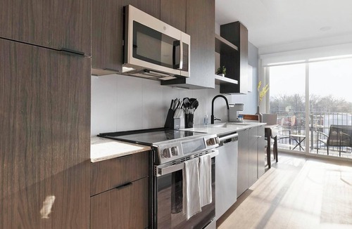 MLK Apartment | Landing | Beautiful 1BD, Gym, Rooftop Lounge