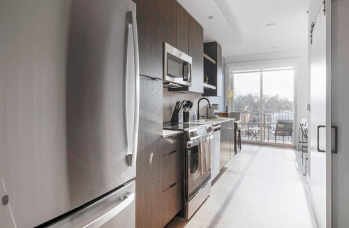 MLK Apartment | Landing | Beautiful 1BD, Gym, Rooftop Lounge