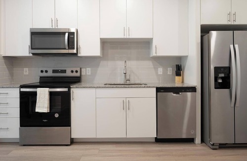 Sweetbriar Apartment | Landing | Beautiful 1BD, Gym, Pool