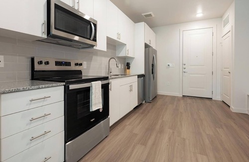Sweetbriar Apartment | Landing | Beautiful 1BD, Gym, Pool