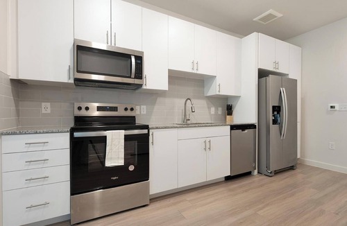 Sweetbriar Apartment | Landing | Beautiful 1BD, Gym, Pool