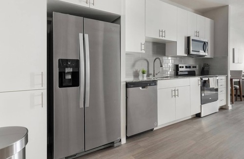 Sweetbriar Apartment | Landing | Beautiful 1BD, Gym, Pool