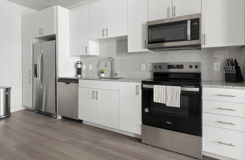 Sweetbriar Apartment | Landing | Beautiful 1BD, Gym, Pool