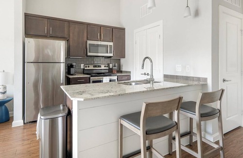 Buda Apartment | Landing | Beautiful 1BD, Pool, Gym