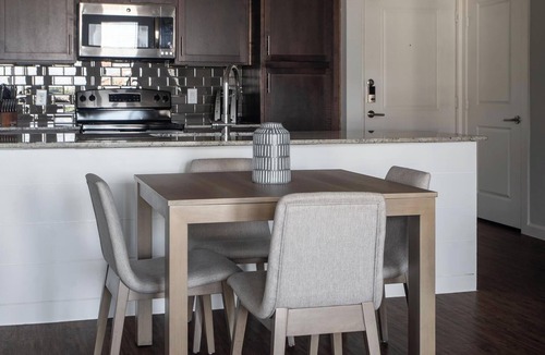 Buda Apartment | Landing | Beautiful 2BD, Pool, Clubhouse