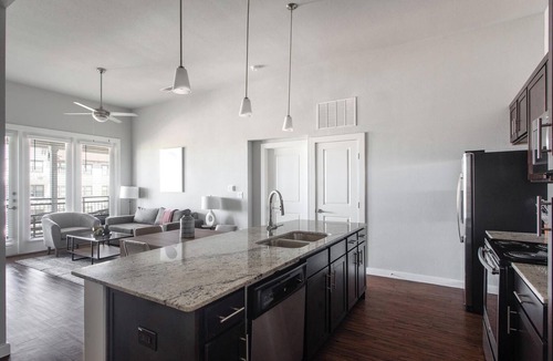 Buda Apartment | Landing | Beautiful 2BD, Pool, Clubhouse