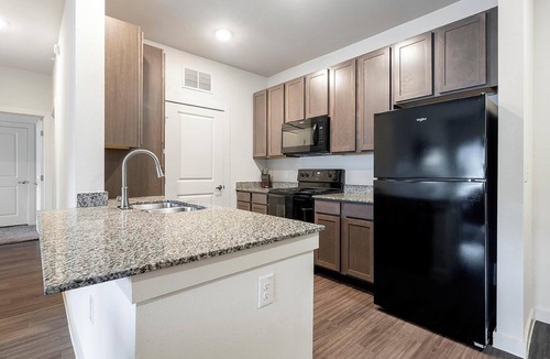 Lockhart Apartment | Landing | Beautiful 2BD, Gym, Pool