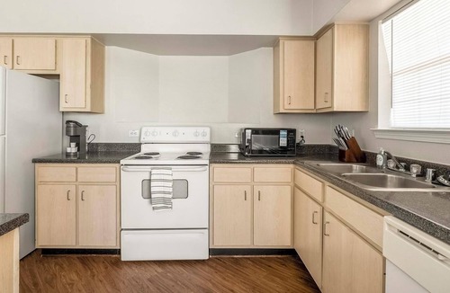 Southbelt/Ellington Apartment | Landing | Beautiful 2BD, Game Room, Gym