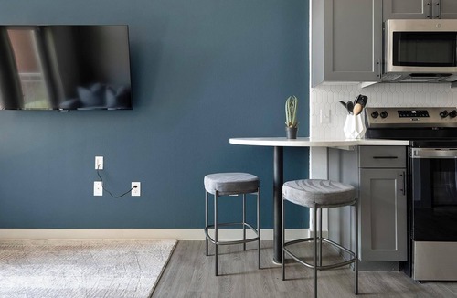 MLK Apartment | Landing | Beautiful Studio, Pool, Courtyard