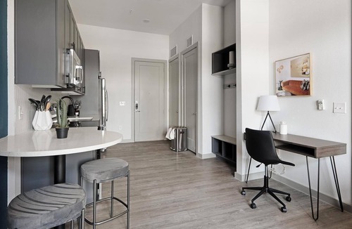 MLK Apartment | Landing | Beautiful Studio, Pool, Courtyard