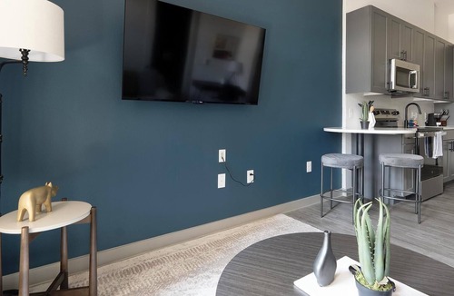 MLK Apartment | Landing | Beautiful Studio, Pool, Courtyard
