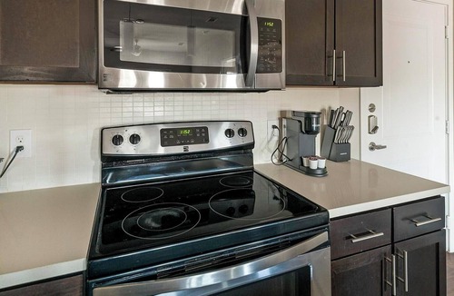 Katy Apartment | Landing | Chic 1BD, Courtyard, Gym
