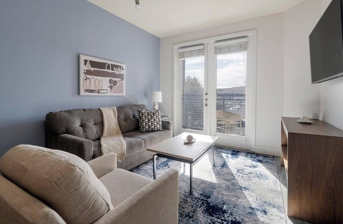 Crestview Apartment | Landing | Chic 1BD, Gym, Courtyard