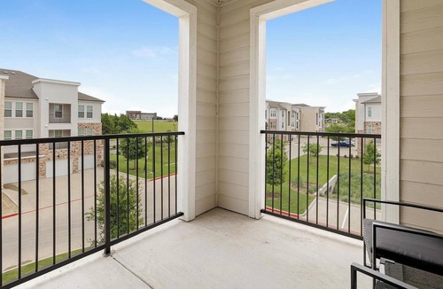 Red Oak Apartment | Landing | Chic 2BD, Gym