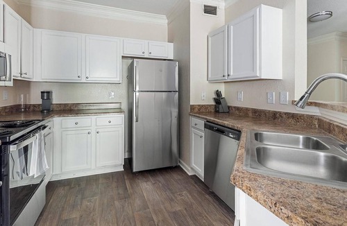 Stockbridge Apartment | Landing | Chic 2BD, Tennis Court, Gym
