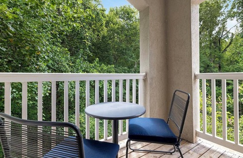 Stockbridge Apartment | Landing | Chic 2BD, Tennis Court, Gym