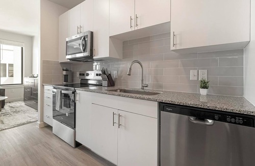 Sweetbriar Apartment | Landing | Chic Studio, Gym, Pool