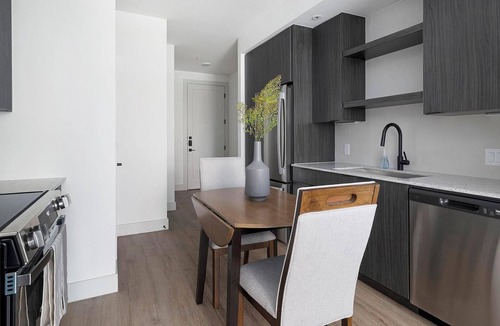 MLK Apartment | Landing | Chic Studio, Gym, Rooftop Lounge