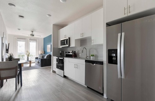 Sweetbriar Apartment | Landing | Incredible 1BD, Gym, Pool