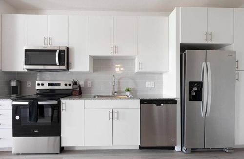 Sweetbriar Apartment | Landing | Incredible 1BD, Gym, Pool