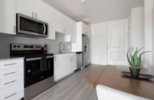 Sweetbriar Apartment | Landing | Incredible 1BD, Gym, Pool