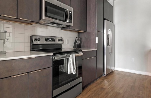 Downtown Apartment | Landing | Incredible 1BD, Gym, Courtyard