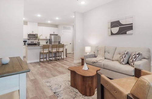 Beaufort Apartment | Landing | Incredible 2BD, Gym