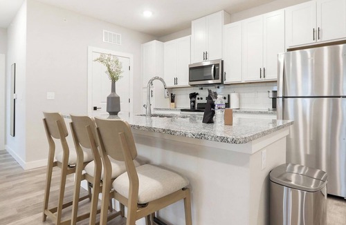 Beaufort Apartment | Landing | Incredible 2BD, Gym