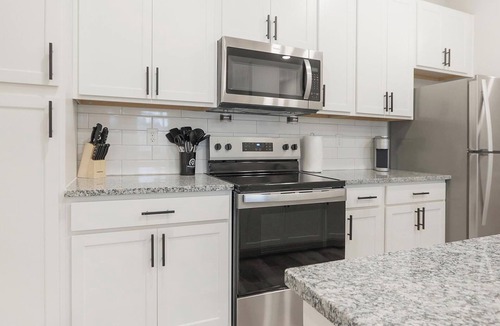 Beaufort Apartment | Landing | Incredible 2BD, Gym