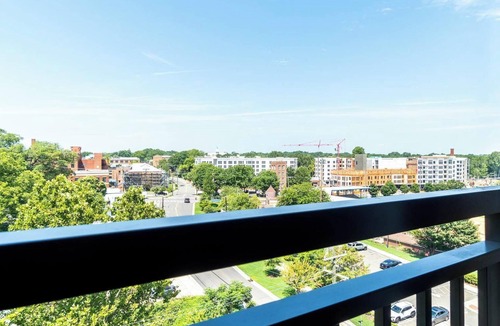 Downtown Apartment | Landing | Incredible Studio, Courtyard