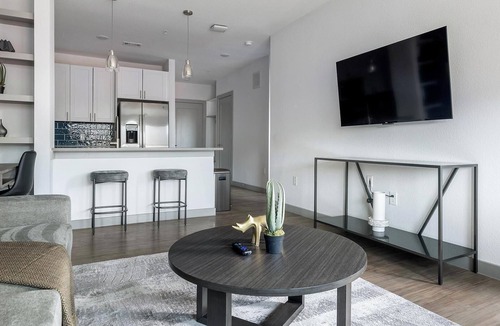 MLK Apartment | Landing | Modern 1BD, Gym, Courtyard