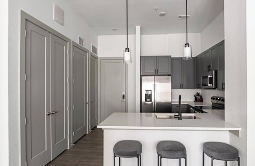 MLK Apartment | Landing | Modern 1BD, Gym, Courtyard