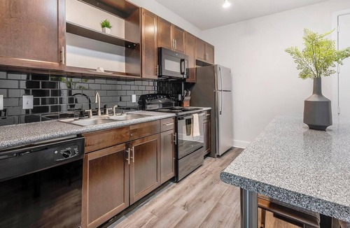 Crestview Apartment | Landing | Modern 1BD, Gym, Courtyard