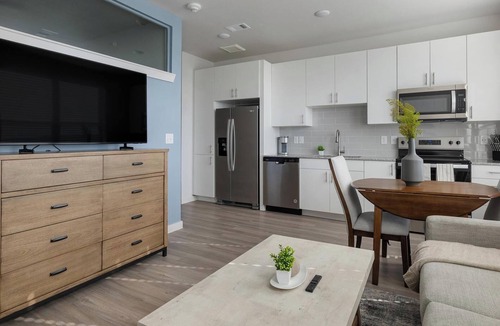Sweetbriar Apartment | Landing | Modern 1BD, Gym, Pool