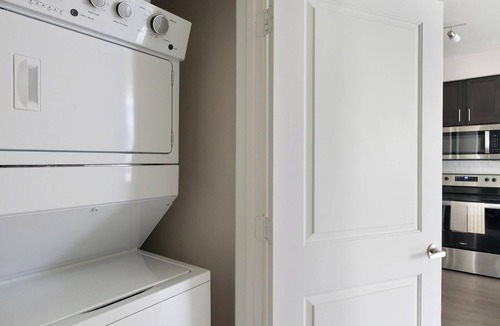 Conroe Apartment | Landing | Modern 1BD, Gym