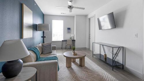 Austin Apartment | Landing Modern 1BD Pool Gym