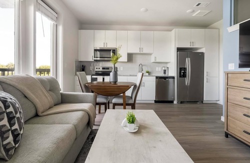Sweetbriar Apartment | Landing | Modern 1BD, Pool, Gym