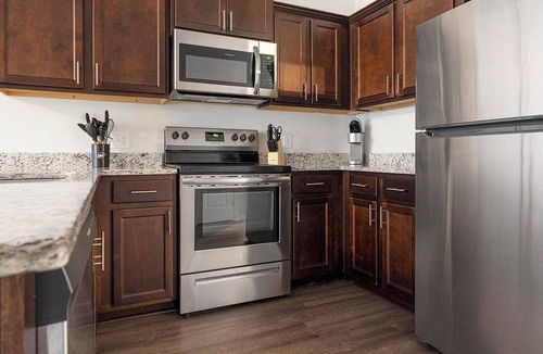Bloomingdale Apartment | Landing | Modern 2BD, Gym, Pool