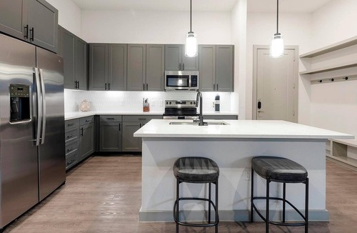 MLK Apartment | Landing | Modern 2BD, Gym, Rooftop Lounge