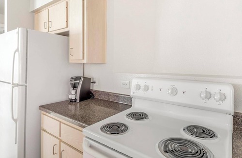 Southbelt/Ellington Apartment | Landing | Modern 2BD, Pool, Gym