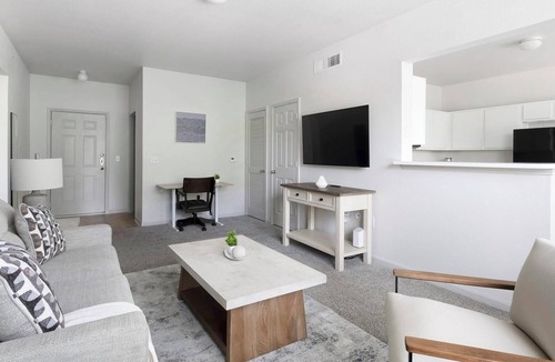 Humble Apartment | Landing | Modern 2BD, Pool, Gym