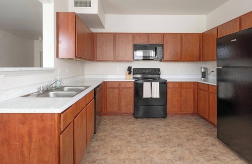 Humble Apartment | Landing | Modern 2BD, Pool, Yoga Studio
