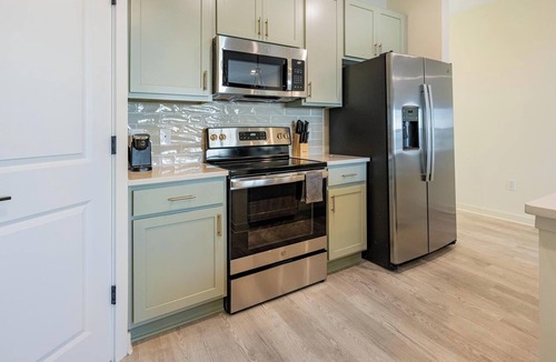 Wilmington Apartment | Landing | Modern 3BD, Pool, Gym