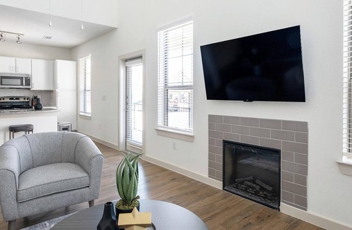 Waller Apartment | Landing | Modern 3BD, Pool, Gym