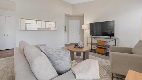 Winston - Salem Apartment | Landing Modern Apartment with Amazing Amenities (ID7350X50)