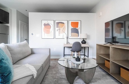 Downtown Apartment | Landing | Modern Studio, Gym, Courtyard