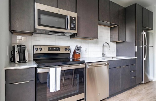 Downtown Apartment | Landing | Modern Studio, Gym, Courtyard